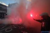 В Киеве активисты под здание МВД подожгли дымовые шашки 
