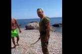 В Крыму казаки с плетками прогоняют отдыхающих с пляжа 