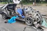 В Киеве Mercedes вылетел на встречную и врезался в маршрутку: серьезно травмированы три человека