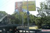 На Ингульском мосту в Николаеве пробка — клеят агитационную рекламу. Видео