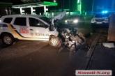 Ночью в Николаеве полицейский автомобиль врезался в столб. Видео