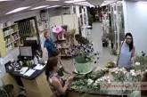 В цветочном магазине Николаева украли телефон — момент кражи попал на видео