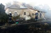 В Николаевской области во дворе возле жилого дома горело здание