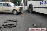 В центре Николаева «ВАЗ» врезался в троллейбус