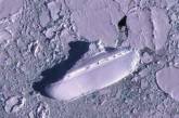 У Антарктиды обнаружили загадочный замерзший корабль