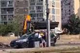 В Киеве экскаватор ударил ковшом по крыше авто. ВИДЕО