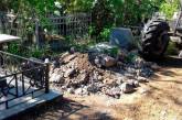 На городское кладбище Николаева грузовиками привозят мусор