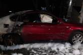 Ночью в Николаеве сожгли BMW X6: пострадал припаркованный рядом Opel