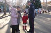 На главной улице города, под новогодней елкой, милиционеры раздавали детворе подарки, а родителям — памятки с просьбой беречь детей