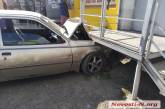 В Николаеве «Опель» после столкновения с «Пежо» влетел в лестницу: пострадал водитель