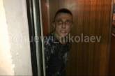 В Николаеве наркоман забаррикадировался в лифте, боясь местных жителей. Видео 18+