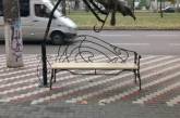 В Николаеве вновь повредили «скамейку с зонтом»