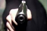 В Сумской области полицейский за посещение магазина без масок наставил пистолет на женщин и детей