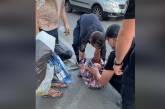 В Киеве женщина несла двухмесячного ребенка в закрытой сумке. ВИДЕО