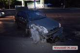 В Николаеве «Ланос» врезался в бордюр — водитель утверждает, что из-за фуры