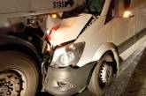 На трассе «Херсон-Николаев» микроавтобус врезался в фуру: двое пострадавших
