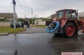В Николаеве автомобиль такси столкнулся с трактором водоканала