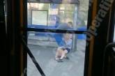 В Киеве неизвестный ограбил девушку на остановке - его пытался задержать неравнодушный мужчина