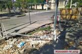 Николаевцы самостоятельно засыпали яму, оставленную «водоканалом», строительным мусором