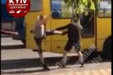 В Киеве на остановке подрались два маршрутчика. ВИДЕО