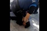 Полицейский прижал коленом горло подростку, который не правильно надел маску. Видео
