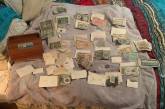 Мужчина во время пробежки нашел коробку со старыми деньгами со всего мира