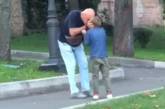 Появилось видео, как экс-вице-премьер Украины тумаками воспитывает своего внука на улице 
