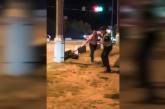 В Днепре на День города пьяный мужчина пытался избить подростков и нападал на патрульного. ВИДЕО