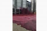 В Испании территорию завода затопило вином. Видео
