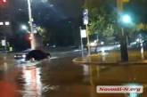 Ливневки не справляются: центр Николаева снова затопило. ВИДЕО