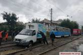 В центре Николаева один автомобиль «повис» на рельсах, второй увяз в болоте — трамваи заблокированы