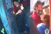 Мужчина ударил девочку-подростка за то, что она находилась в автобусе без маски. Видео