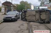 Появилось видео момента аварии в центре Николаева, где перевернулась «Лада»