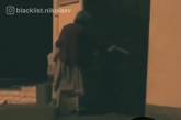 В Николаеве пенсионерка день за днем размазывает свою слюну на ручке двери музучилища