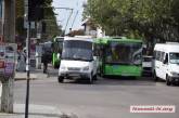 В Николаеве возле «Мафии» столкнулись зеленый автобус и маршрутка