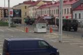 В центре Минска силовики стягивают военную технику перед шествием оппозиции. Видео