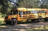В США 11-летний мальчик на школьном автобусе врезался в газопровод и в дерево