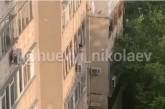 В Николаеве женщина с балкона многоэтажки бросала банки по подросткам