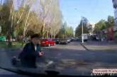 В центре Николаева водитель Citroen, пытаясь объехать пробку, сбил пешехода на «зебре». ВИДЕО