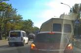 Как ездят в Николаеве: микроавтобус внезапно начал сдавать назад и врезался в двигавшийся за ним «Опель»