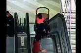 В российском торговом центре маленькие дети упали с эскалатора. Видео