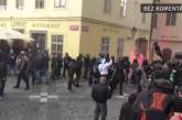 В Праге участники мирной акции столкнулись с полицией из-за коронавируса