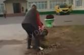В Одессе после поездки мэра в школу принялись выкапывать цветы. ВИДЕО