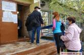  Голосование в условиях COVID-19: в Николаеве на входах в участки образуются очереди из-за ограничений
