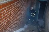 В подвале многоэтажки бездомные грелись у костра и устроили пожар