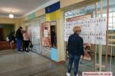 Выборы 2020: в Николаеве произошла путаница при выдаче информплакатов. ВИДЕО