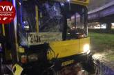 В Киеве автобус въехал в продуктовый киоск: есть жертвы. ВИДЕО