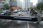 В Киеве строительный кран упал на дорогу — часть улицы залило бетоном. Видео