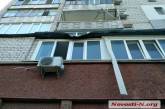 В Николаеве с балкона многоэтажки сорвалась пьяная женщина — пострадавшая в реанимации