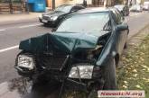 В центре Николаева «Мерседес» врезался в столб - пострадал водитель